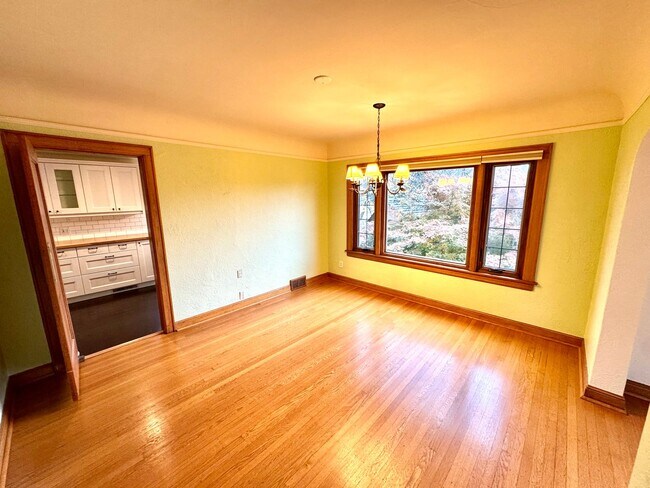 Foto del edificio - Timeless 4 bed brick tudor with modern com...