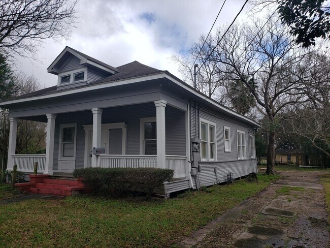 Foto del edificio - Completely Renovated House with Huge backy...