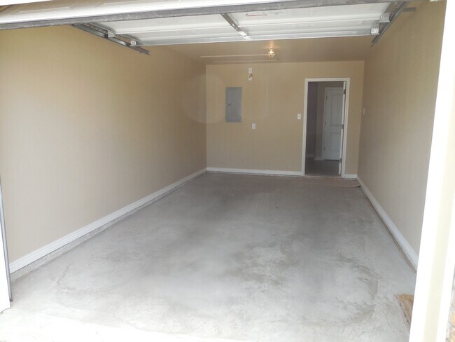 Building Photo - 613 Paseo del Plata Dr
