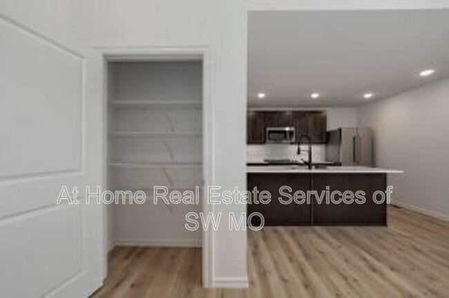 Building Photo - 875 S Silverwood Ln