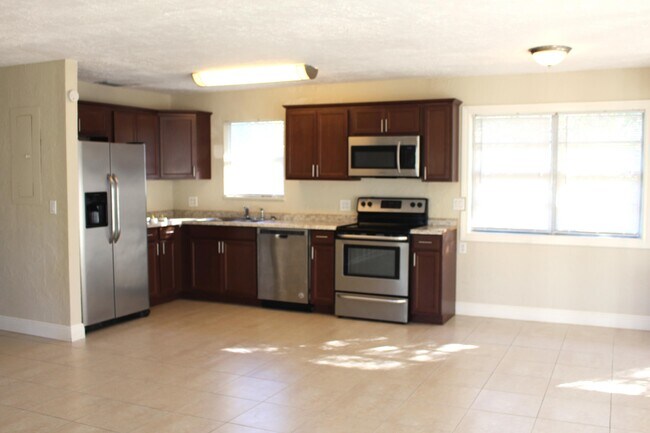 Building Photo - 4916 Silver Oak Dr