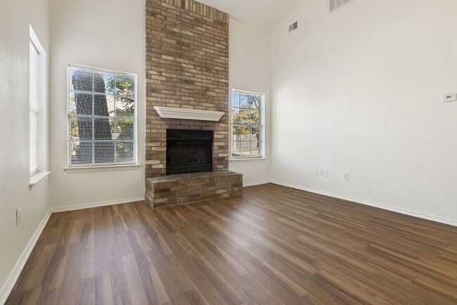 Building Photo - Adorable 2-2 in Arlington