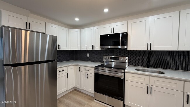 Building Photo - 305 2nd St