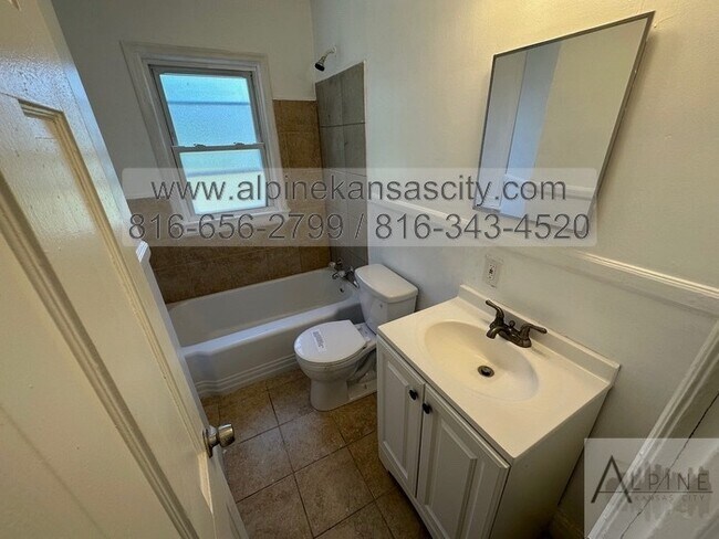 Building Photo - Spacious Mid Town Home, Section 8 Ready!