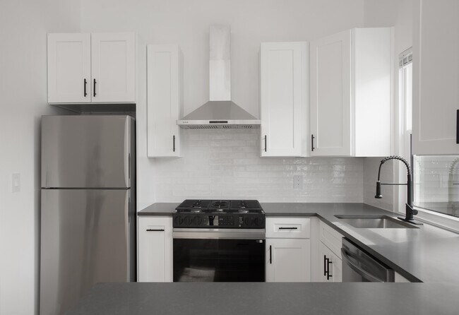 Building Photo - 38 Ravine Ave