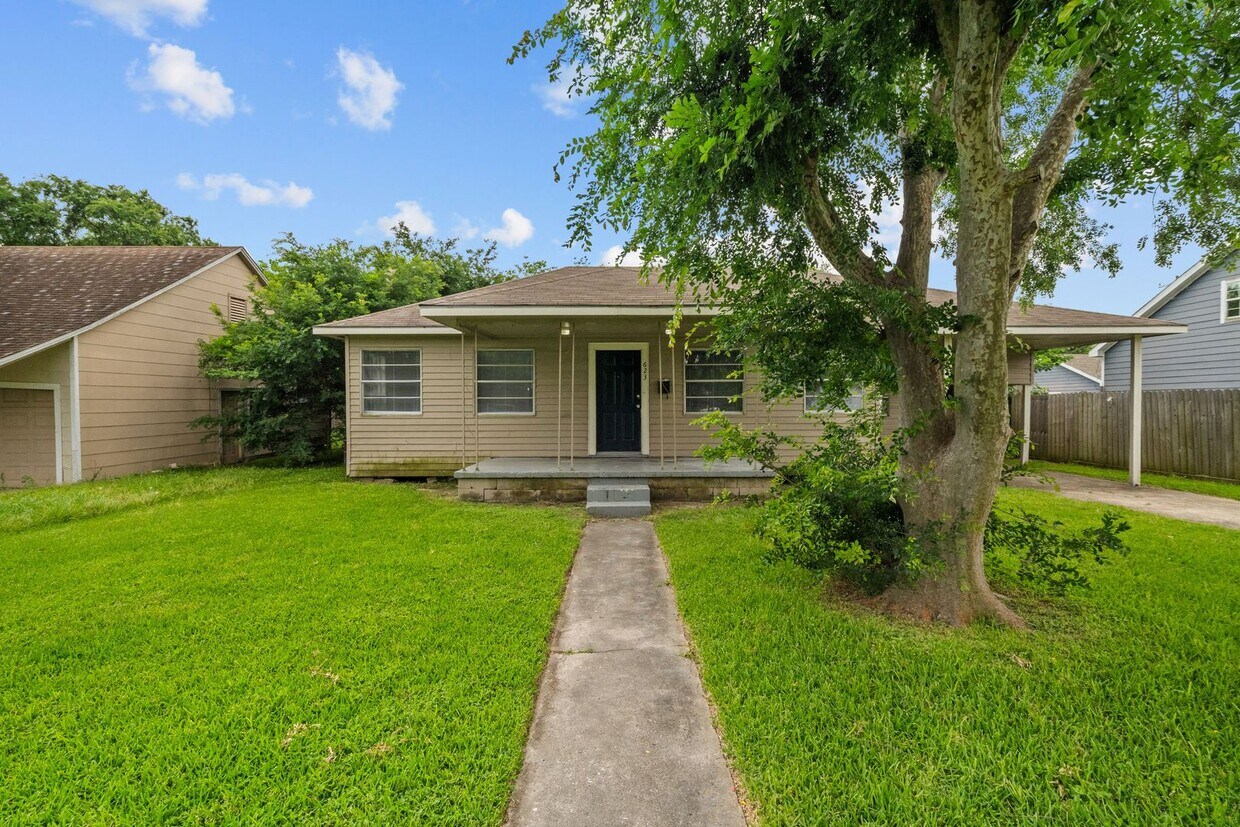 Foto principal - Cozy 3 Bedroom, 1 Bath Home - Spacious Liv...