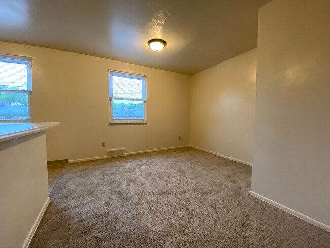 Foto del edificio - 2BR Townhome at Regency Place! Spacious Ro...
