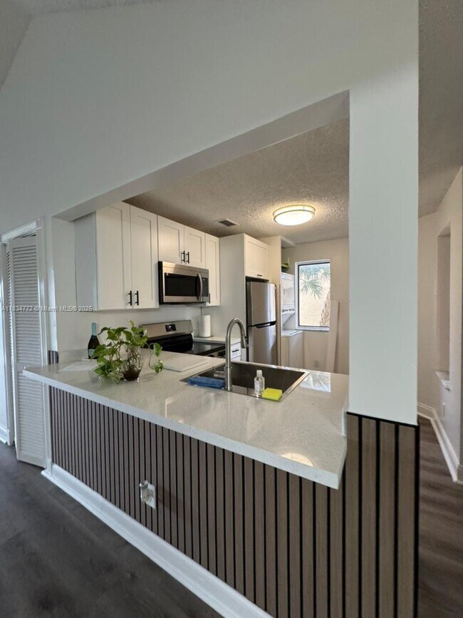 Building Photo - 1075 Coral Club Dr