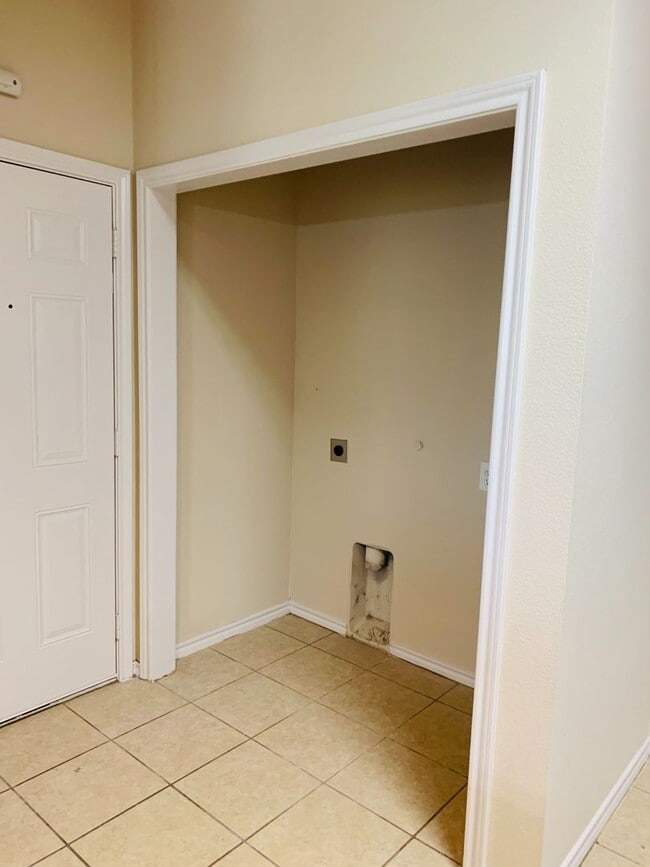 Building Photo - Charming 3/2 Duplex with Garage — No Carpet, Fenced Yard!