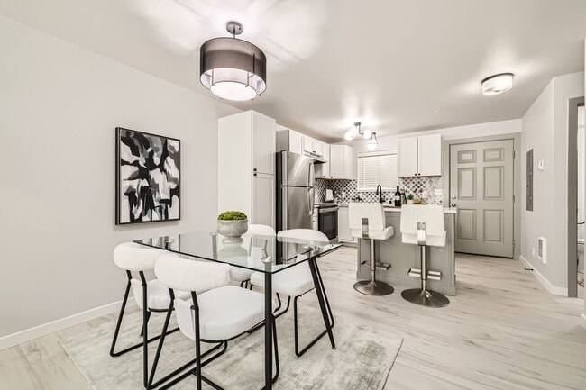 Foto del edificio - Stunning Renovation! HUGE 2 Bed 1.5 Townho...