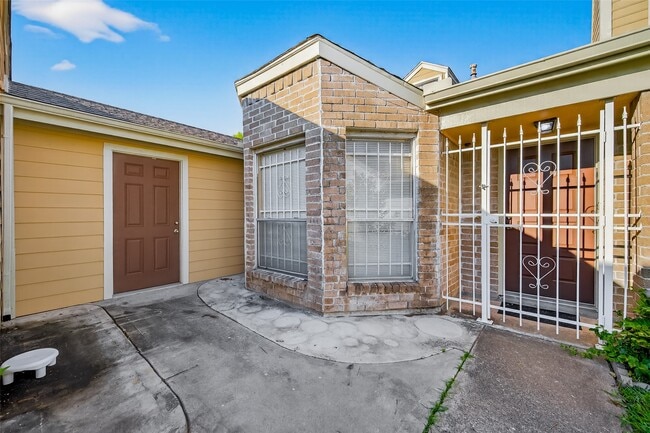 Building Photo - 11866 Plumbrook Dr