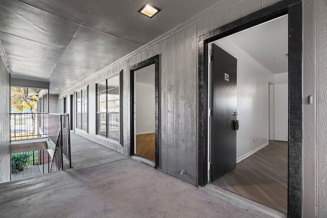 Foto del edificio - 320 E 4th St