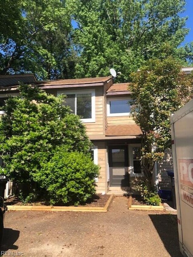 Primary Photo - 2312 Merl Cir