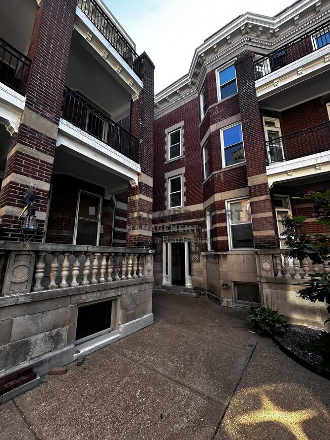 Foto del edificio - 4957 McPherson Ave