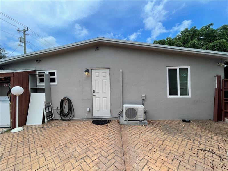 Primary Photo - 1415 NE 25th St