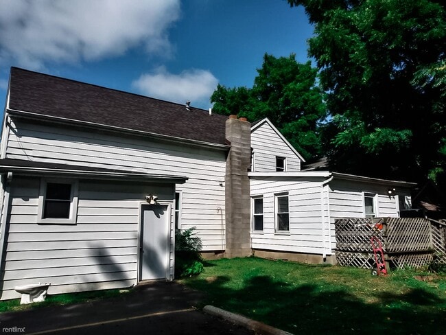 Building Photo - 2 br, 1 bath Triplex - 216 N Saginaw St Un...