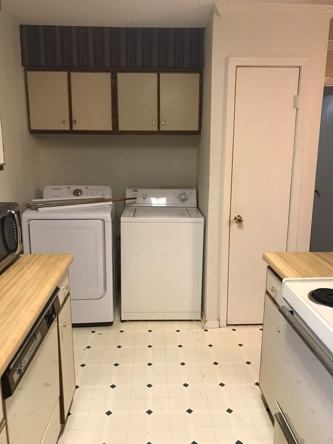 Kitchen towards entrance - 9851 Jefferson Hwy