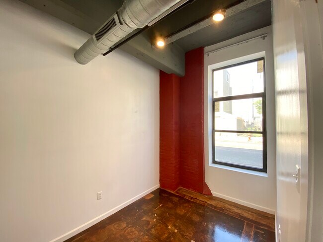 Building Photo - 1701 N 6th St