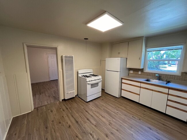 Building Photo - Charming 1 bedroom 1 bath cottage