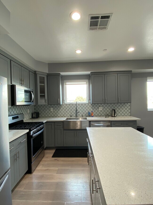 Foto del edificio - 1863 S Curson Ave