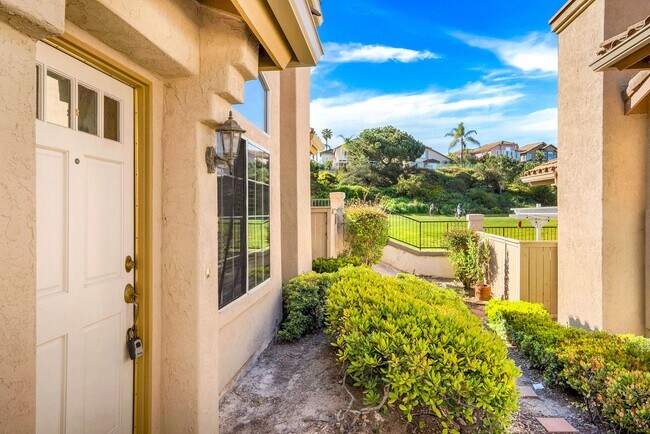 Building Photo - Charming 2 Bed | 2 Bath Single-Story Home with Golf Course Views!