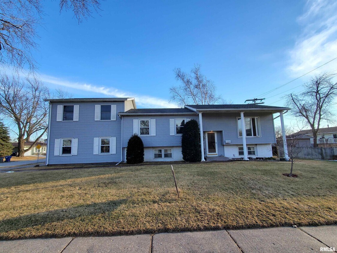 2107 Tanglefoot Ln, Bettendorf, IA 52722 House for Rent in Bettendorf