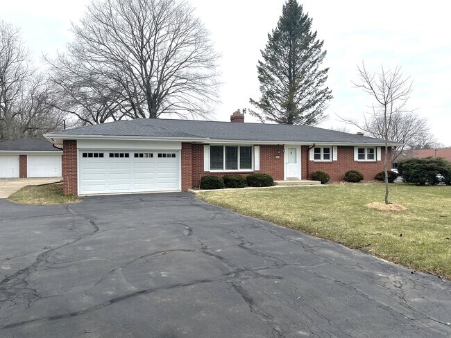 Building Photo - 3840 N Green Bay Rd