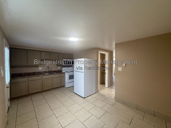 Building Photo - 156 Forest St