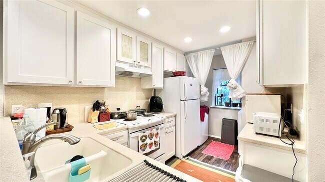 Foto del edificio - 7122 Wood Hollow Dr