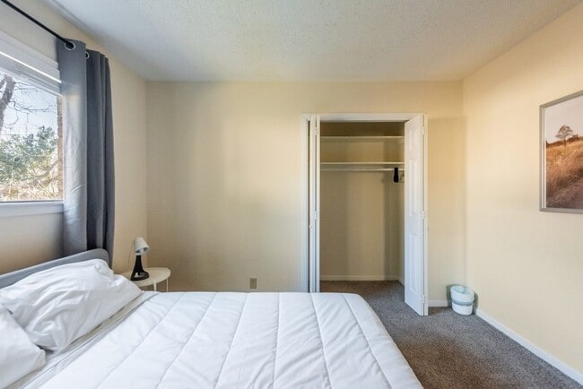 Building Photo - ROOM ONLY in 4-bed/3.0-bath Home