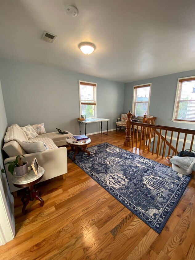 Entry way into living room - 1808 Cliff St