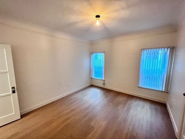 Building Photo - 559 Normandie Ave