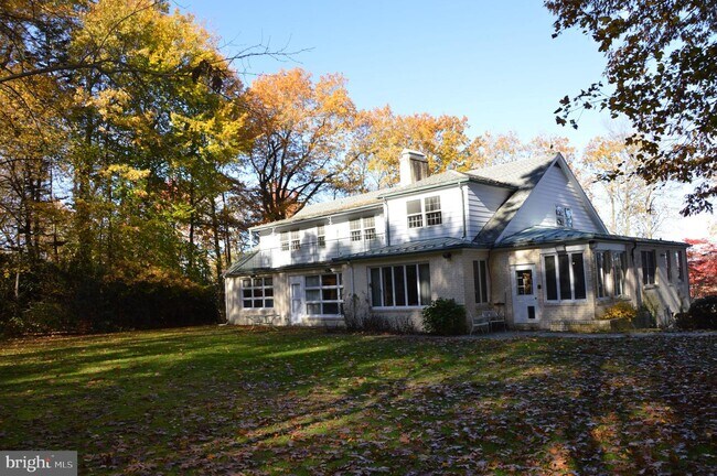 Building Photo - 1401 Oak Rd