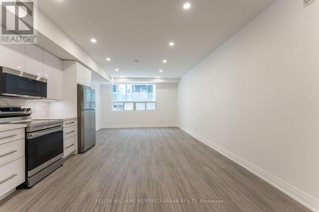 Photo du bâtiment - 475-475 Queen St W