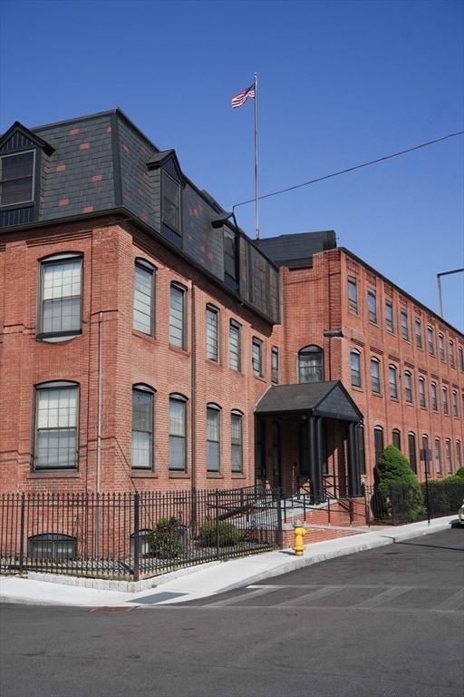 Building Photo - 10 Weston Ave