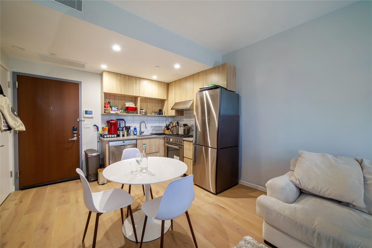 Foto principal - 14-33 31st Ave