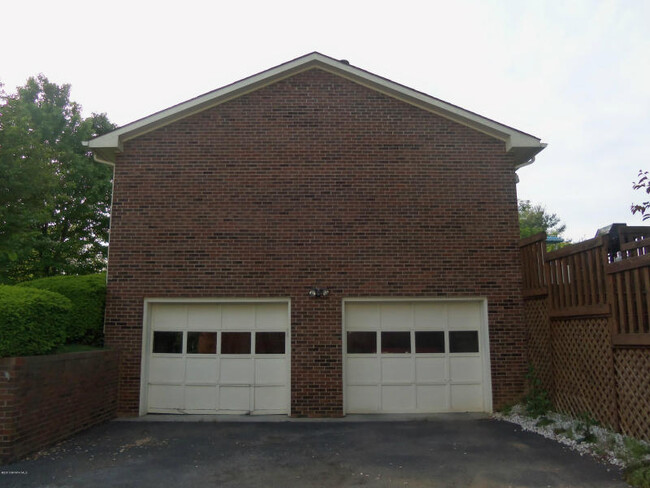 Building Photo - Christiansburg, 4 BR / 2 BA, Available Lat...