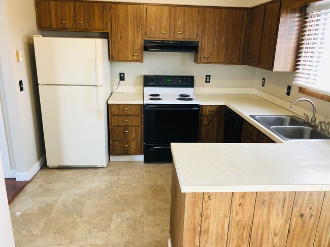 Building Photo - 2 Bedroom Condo!