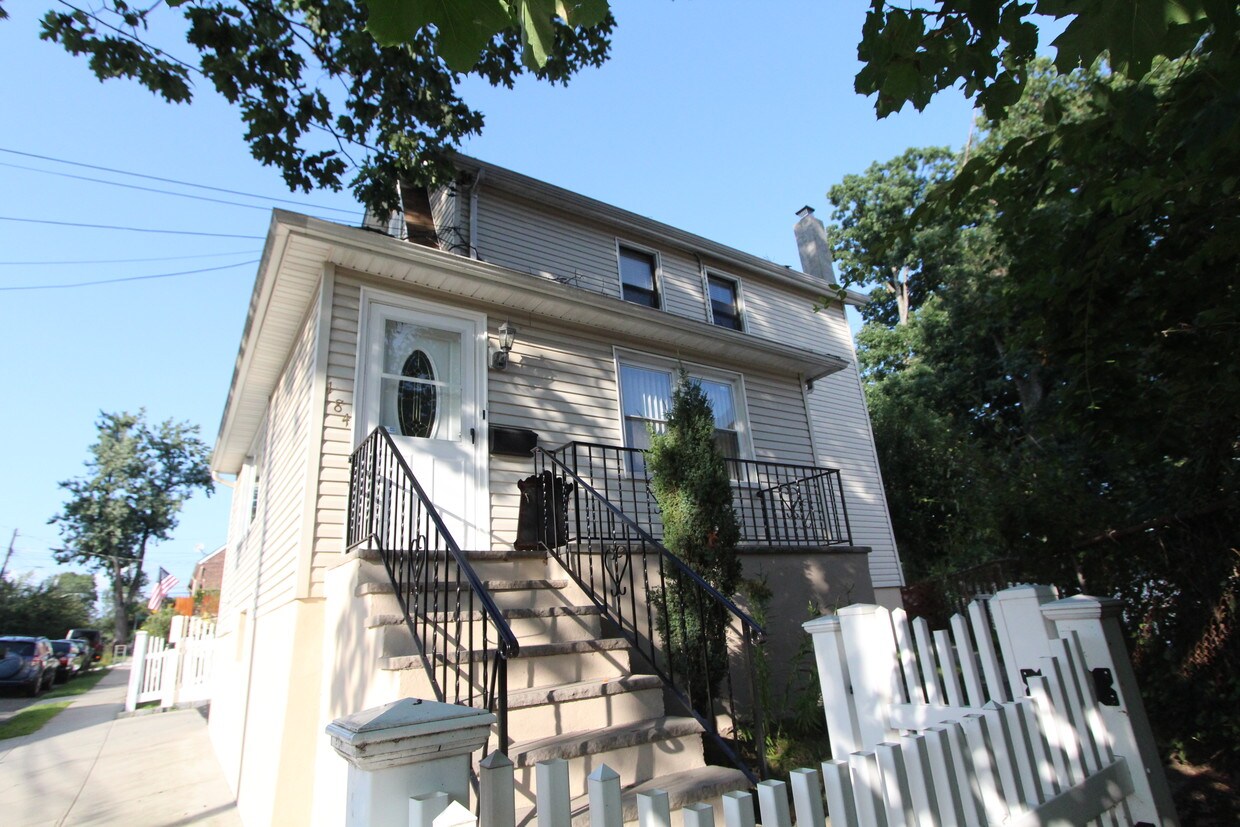 184 Hyatt Ave, Yonkers, NY 10704 House Rental in Yonkers, NY