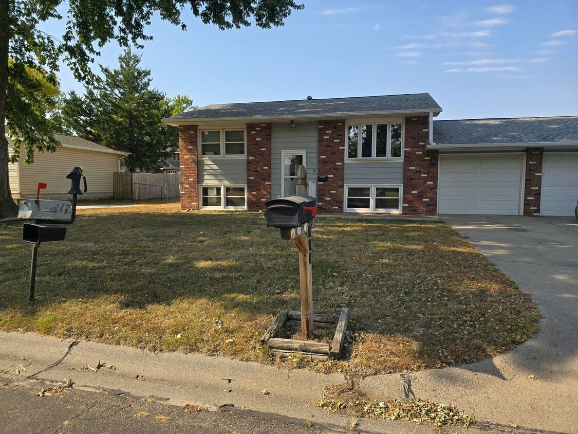 Primary Photo - 4 bedroom, 2 Bathroom Home located in Wood...