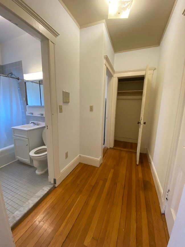 Building Photo - 131 Park Dr