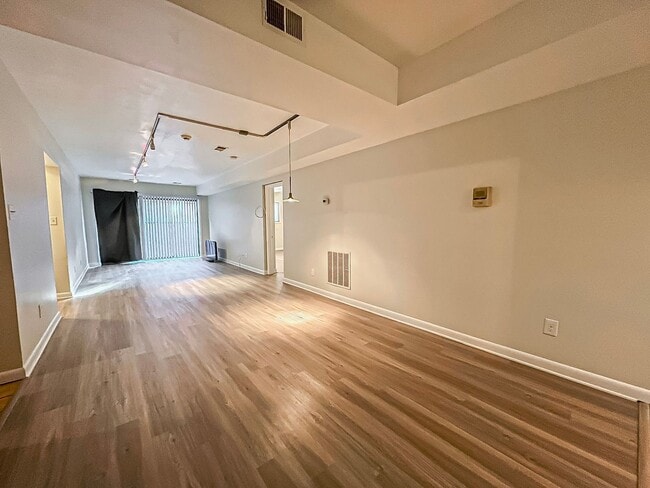 Building Photo - Gorgeous 3 Bedroom 2 Bathroom Unit With Su...