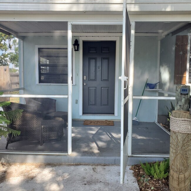 Screen porch - 1417 Canterbury Rd N