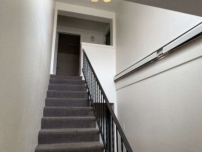 Building Photo - "One Month Free Rent with Signed 12 month Lease, 2-Bed Gem in Denver – Cozy 920 Sq. Ft."