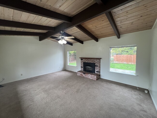 Building Photo - 5926 Walnut Dr