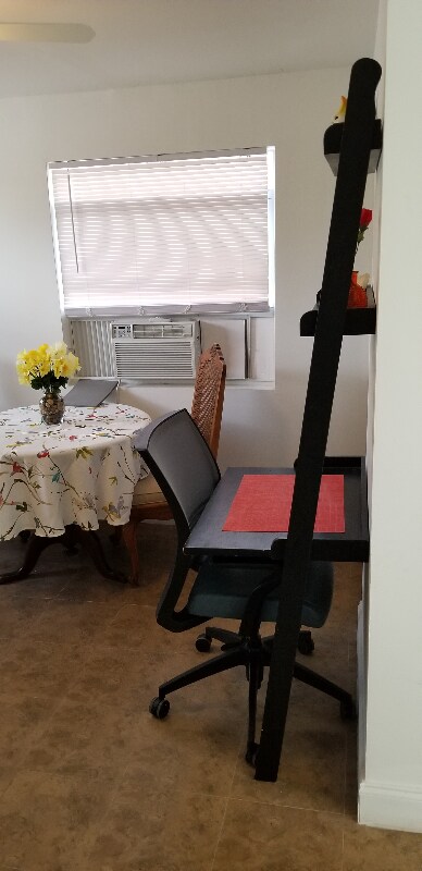 Building Photo - 827 SE 12th Ave