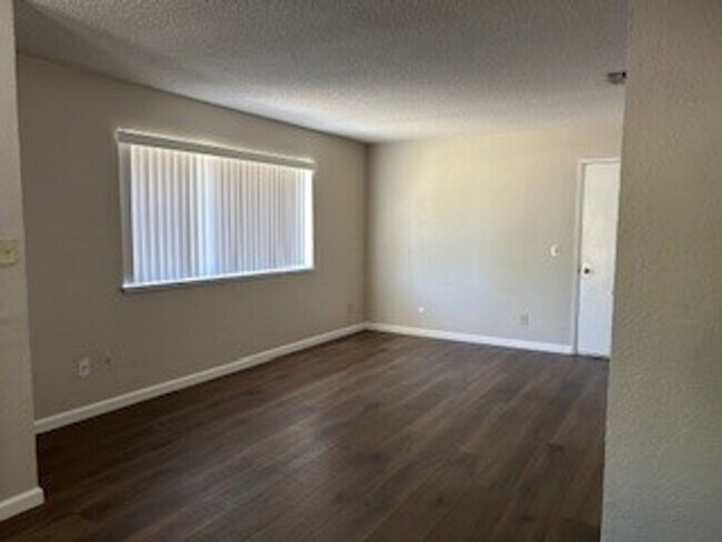 Building Photo - Beamer Duplex