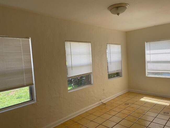 Building Photo - 440 El Vedado