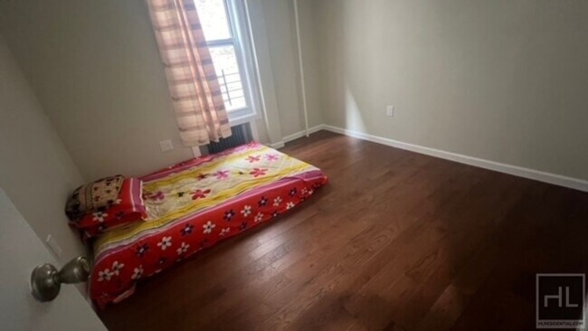 Foto del edificio - NEWLY GUT RENOVATED 2 BEDROOM w/ PRIVATE P...