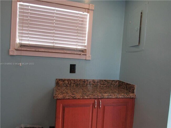Foto del edificio - 7561 NW 16th St